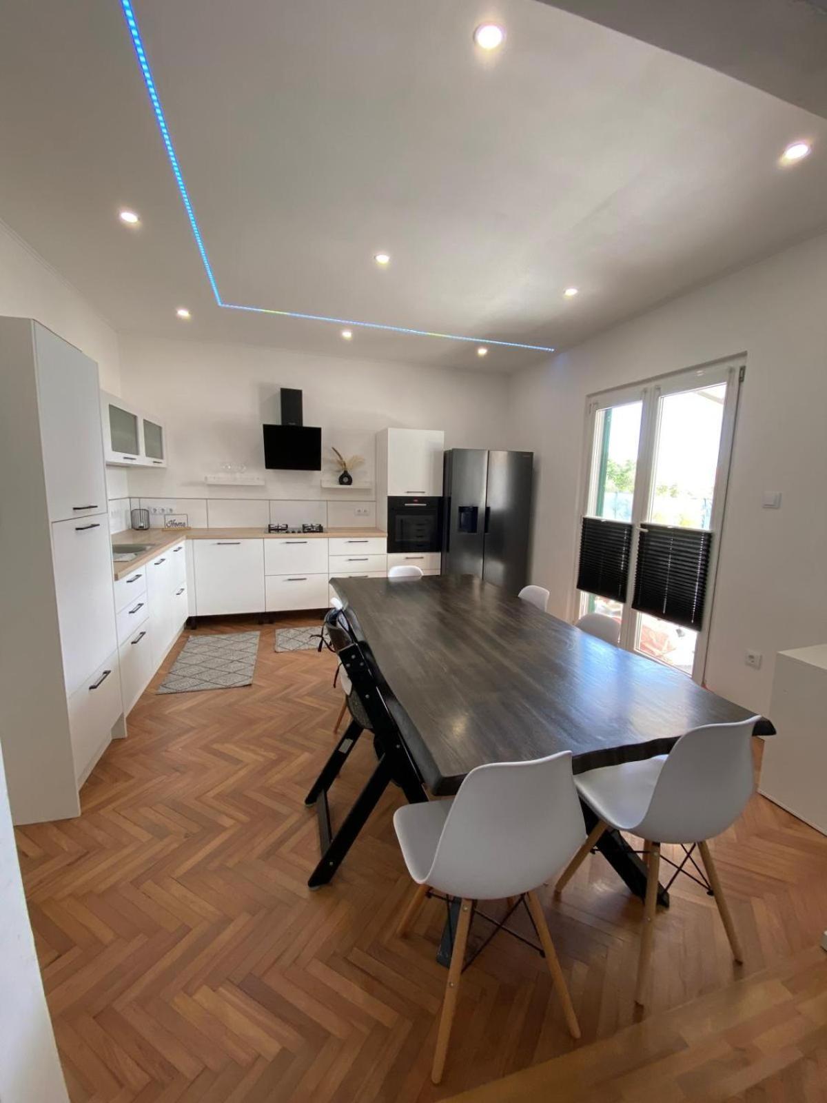 Apartment Milena Kastela Mit Whirlpool Exterior foto